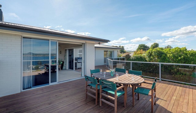 Lofty Lakeviews - Acacia Bay Holiday Home in Acacia Bay