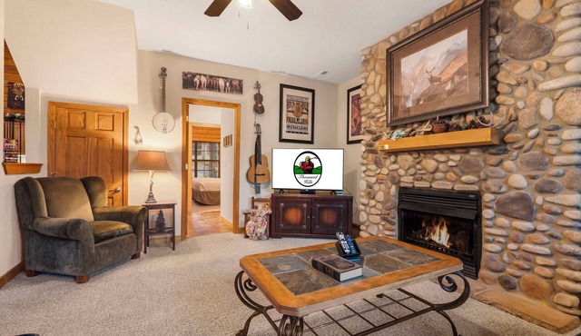 Log Cabin Getaway - Five minutes from Branson Shopping & Entertainment! in Branson