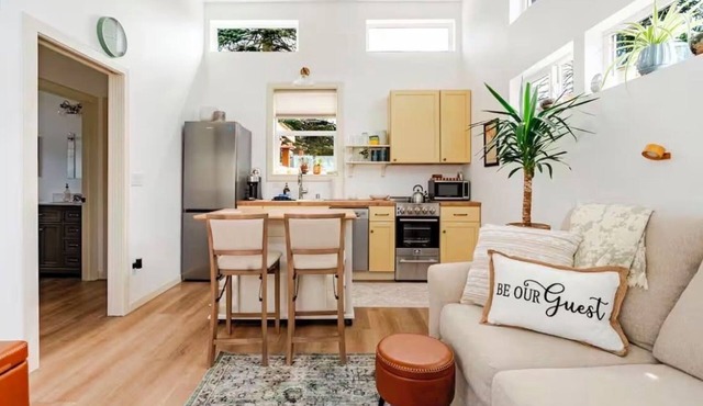 Lovely 1-bedroom cottage with AC in charming Monroe Private outdoor patio in Monroe