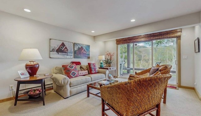Lovely condo w/beautiful views & shared pool/hot tub/tennis/golf