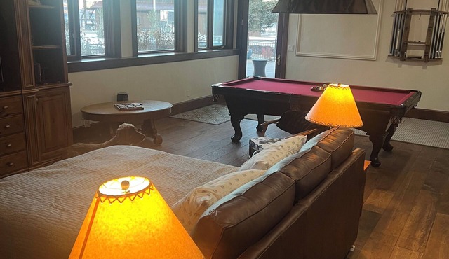Lovely home suite that sleeps 8 in Kamas with WiFi access with private entrance. in Kamas