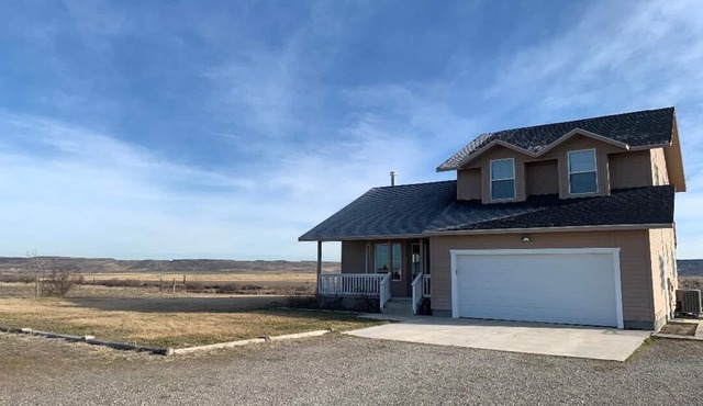Lovely house on the Snake River that is minutes from CJ Strike Reservoir !