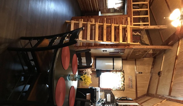 Lovely secluded rustic cabin within waking distance of Rocky Top Winery . in Atwood