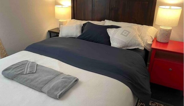 Lovely & Spacious Downtown 2 Bedroom in Springfield