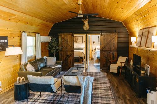 "Lumber Lodge" - Comfy & Woodsy Stay in RRG/Auxier in Pine Ridge