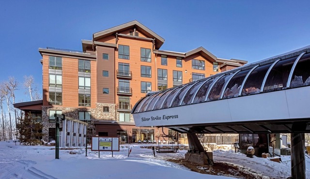 Luxe Deer Valley Ski-In/Out. 50 ft to Lift. Bowling Alley, Hot Tub & Ski Valet