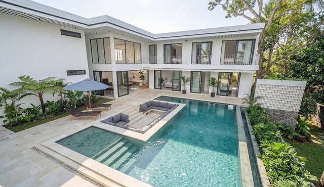 Luxe Tropical 6BR Villa w Pool Lounge Prime Ubud in Kecamatan Ubud
