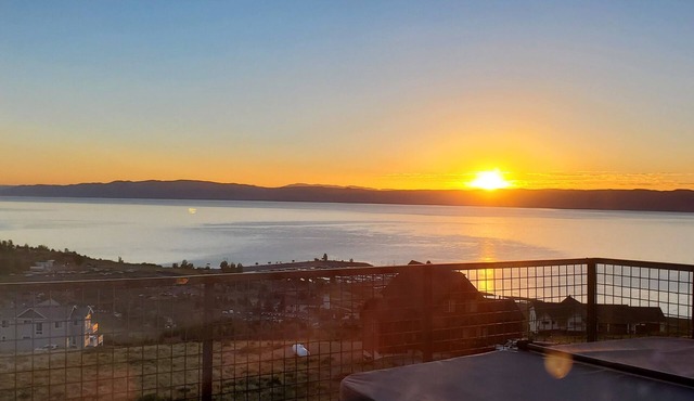 Luxurious farmhouse industrial design. Private HotTub, relax with gorgeous views