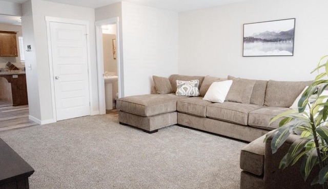 Luxurious Townhome Suites Near Airport #4