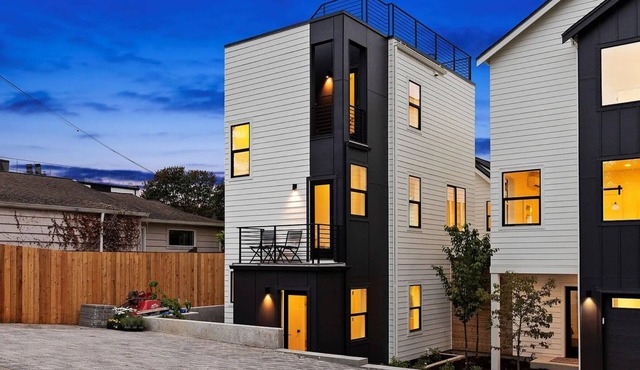 Luxury 2 bedroom 2 bath townhome in DT Seattle private parking rooftop deck view in Seattle