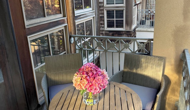Luxury 2bd/2.5 bath fully furn townhome in best area near NW 23rd & trails. in Portland