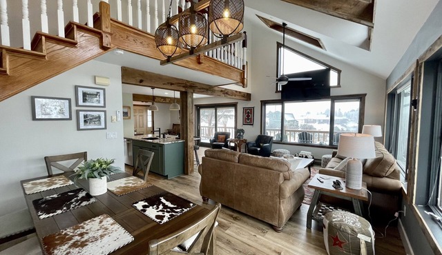 Luxury 3 bed/2 bath river front house, 10 minutes from Yellowstone Park
