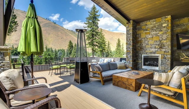 Luxury Alpine Home w/Hot Tub: 1 Mi to Sun Valley!