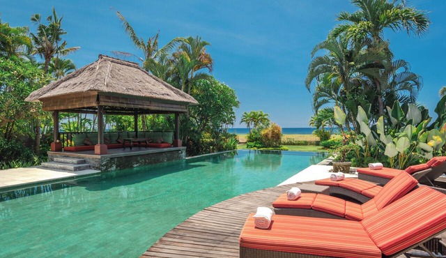 Luxury Beach Villa with Infinity Pool. in Singaraja