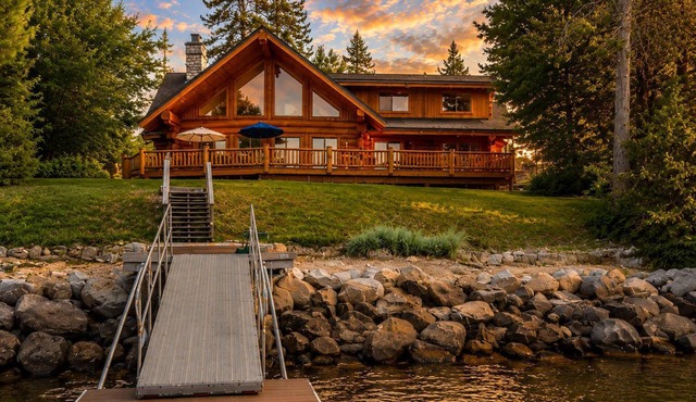 Luxury Cascade Lakefront Lodge | Private Dock