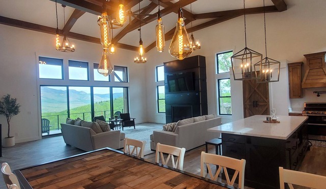 Luxury Eden Retreat, Hot Tub, Game Room, Sleeps 16+