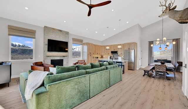 Luxury Eden Retreat: Hot Tub & Mountain Views