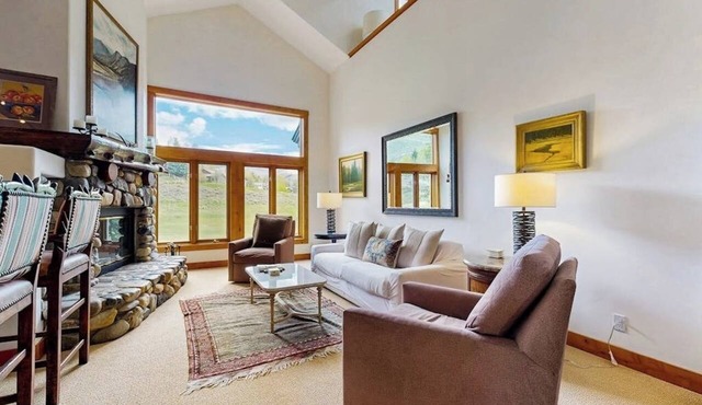 Luxury getaway near Ketchum, skiing, & golf w/shared pool & tennis courts