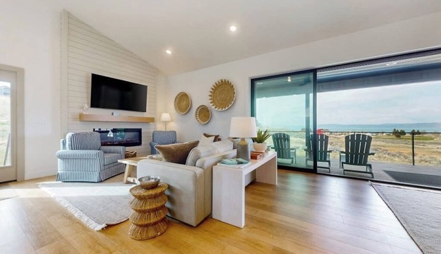 Luxury home w/private pickleball and basketball courts, WIFI and close to lake