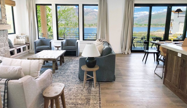 Luxury Lake Front Ski Home 5 min from SnowBasin