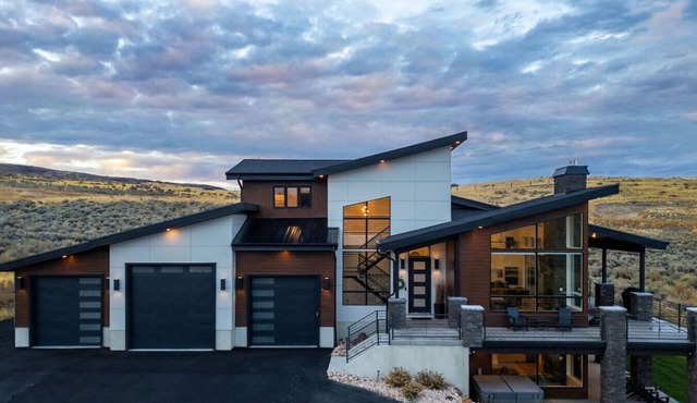 Luxury Lodge with Hot Tub, Theater & Pickleball Court