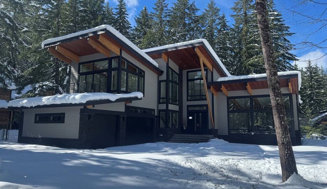 Luxury Mountain Getaway Minutes from Crystal Mountain & Mount Rainier in Enumclaw