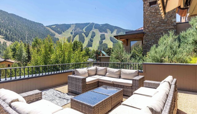 Luxury Warm Springs Home with Rooftop Hot Tub, Epic Views, + Walk to Lift!