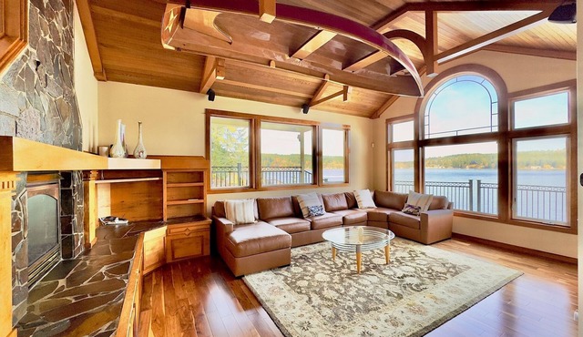 Luxury Waterfront Home, Sleeps 14, 4BR + Bonus Room, Private Beach & Pickleball