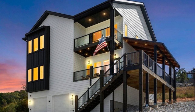 Majestic · Lux Lake View Retreat Sleeps 12, Theater, Hot Tub in Branson
