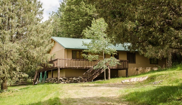 Make yourself at home in this cozy, fun, family-friendly Swan Valley rental