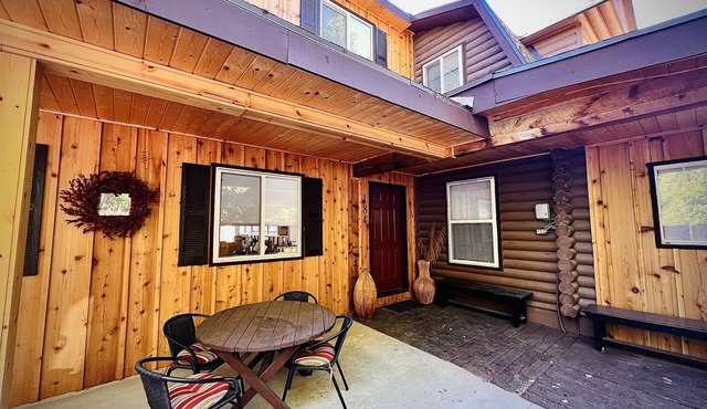 MAMA BEAR CABIN -RUSTIC LOG Cabin Retreat - Boat Parking - All Size Groups