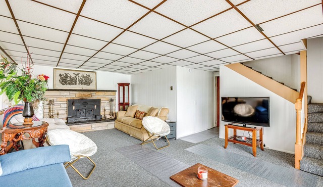 Manistee Forest Retreat: Group-Friendly Lake House in Baldwin