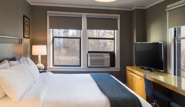Max King | Opulent Bed & Craft Beer Hours in Seattle