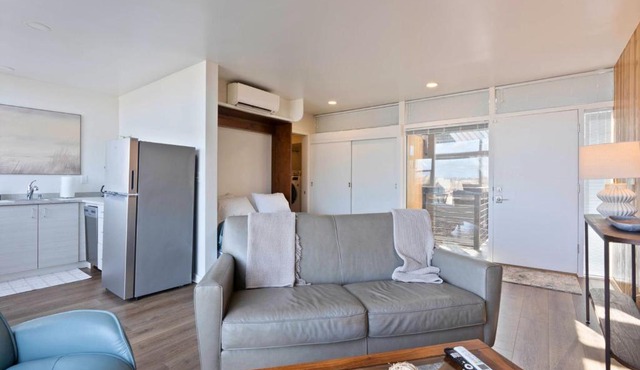 Midcentury Stay w Free Parking