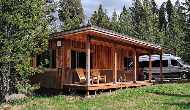 Mini-Moose Cabin-Best Value & Only Minutes to Yellowstone Park!
