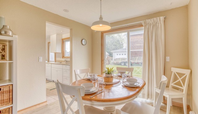 Modern 2 Bedroom in Heart of Downtown Gearhart, Two Blocks from Beach! in Gearhart