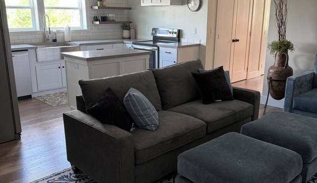 Modern 2BR Getaway in Quiet Upscale Pleasant Grove Neighborhood