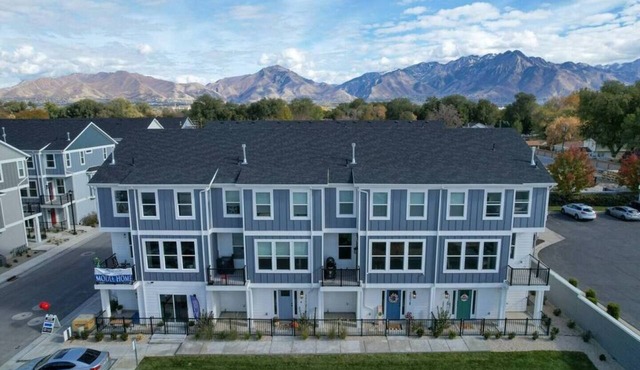 Modern 3BR Retreat | Mtn Views & Garage Parking
