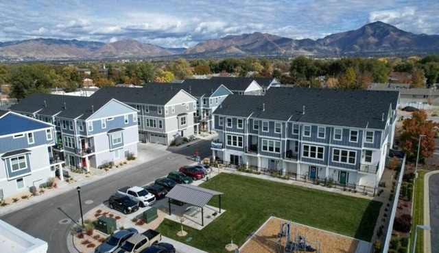 Modern 3BR Retreat Mtn Views & Garage Parking
