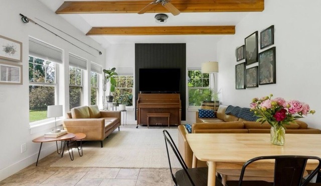Modern 4-bedroom Farmhouse Oasis with Apple Orchard and Mountain Views