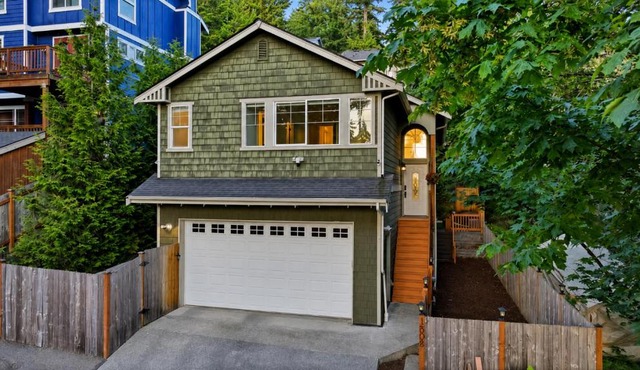 Modern 4BR Retreat with Lake and Mountain View