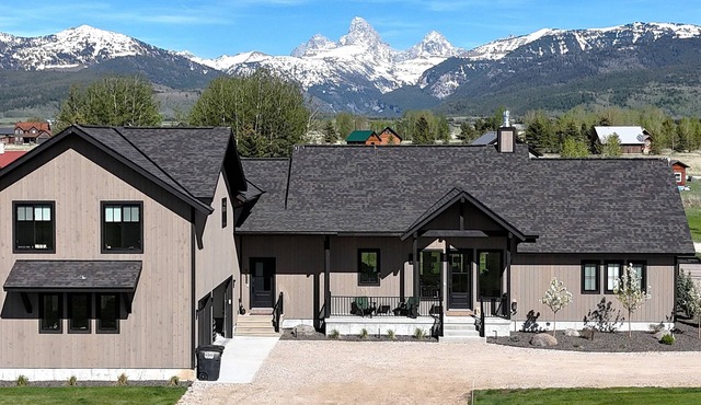 Modern 5BR Teton Home with Spa, Views &AC: Perfect for families or groups