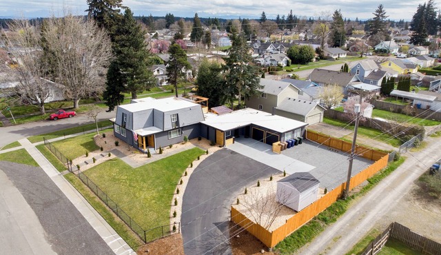 Modern 8 BR duplex in Tacoma! - Both sides included in Tacoma