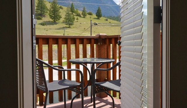 Modern and Bright 2BDR/2BR Condo with Mountain Views in Radium Hot Springs