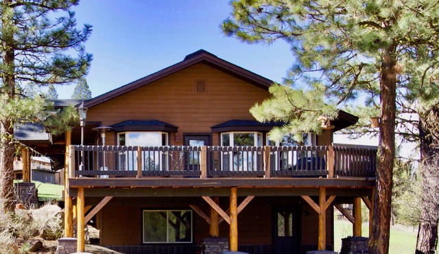 Modern and Roomy Family Cabin with a Full Kitchen - Walk to the Golf Course