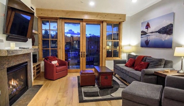 Modern Elkhorn : Spacious Suites and Pet Friendly