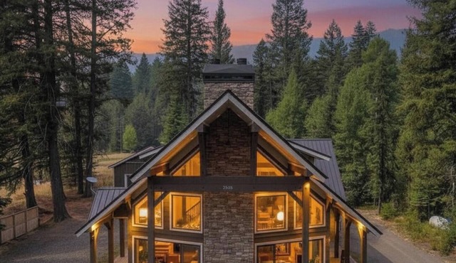 Modern, forest views, hot tub, room for toys