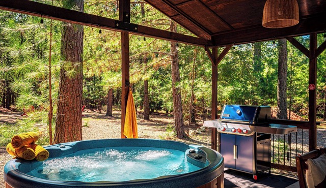 Modern Hochatown Cabin: 2 King Suites w/Private Baths, Hot Tub & Arcade in Broken Bow
