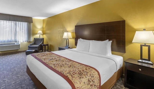 Modern King Room | Complimentary Hot Breakfast Buffet & Free On-Site Parking