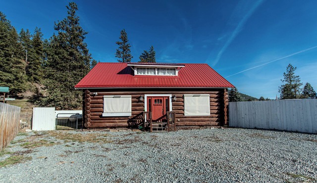 Modern Meets Rustic- Hot tub- pet friendly- sleeps 6 in Saint Regis